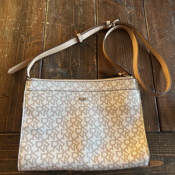 Like new DKNY purse - Picture 1 of 2